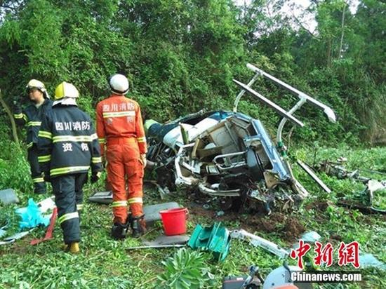據(jù)現(xiàn)場目擊者稱，一架直升飛機從中午兩點開始在勞動鎮(zhèn)的一座山頂上進行噴灑農(nóng)藥的農(nóng)業(yè)作業(yè)，在飛行過程中不慎撞上高壓線，導致飛機墜毀，一名駕駛員被壓在機身下，已無生命體征，未造成其他傷亡。具體原因正在進一步調(diào)查之中。