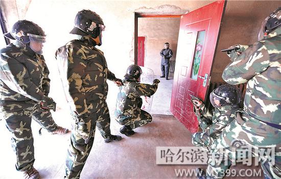 哈铁警方实弹演习 4分钟解决暴徒5分钟营救人质