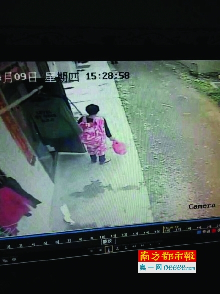 梁燕(化名)出走后经过斗门区乾南市场门口时,被一家小店的监控拍下身影。受访者供图
