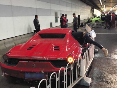 无业青年开超跑隧道追逐 兰博基尼撞稀碎