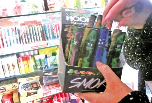 一学校附近的商店内将电子烟摆放在显眼位置售卖。
