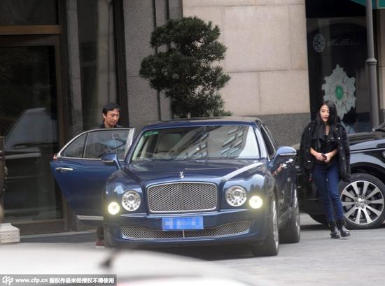 又新欢?王思聪开豪车密会美女逛商场(图)|王思