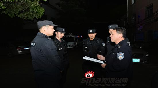 4月14日凌晨，湘潭公安140余名警力，兵分14路乘31台汽车，星夜兼程向湘潭县进发，各组同时行动，一举抓获嫌疑人员11人，收缴枪支12支。