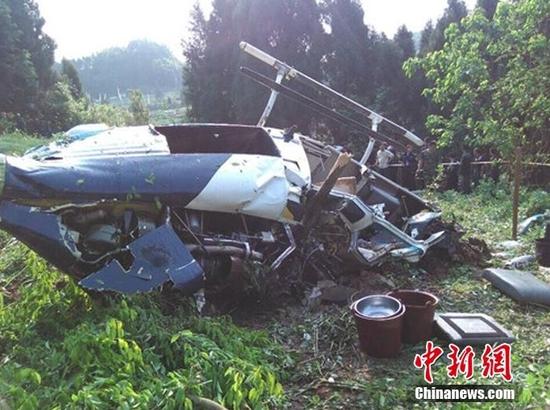4月13日下午3时40分许，四川省资阳市乐至县劳动镇一架民用直升飞机坠毁，造成机上人员受伤死亡。当地消防和民警已经赶往事发地点进行紧急救援。
