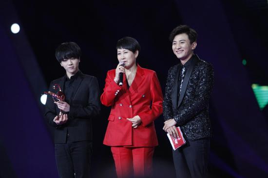 凯丽颁奖华晨宇