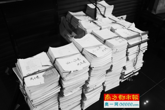 一位司法系统工作人员描述,卷宗足有400本,“一箩筐都装不下”。受访者供图