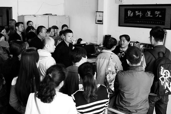 学生家长集体找培训学校负责人商讨解决方案    本报记者张强实习记者王晓峰摄