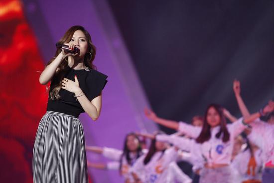 邓紫棋现场表演