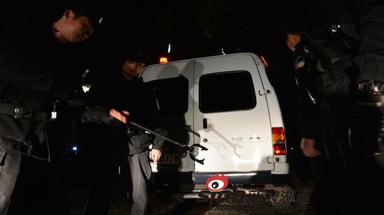 4月14日凌晨，湘潭公安140余名警力，兵分14路乘31台汽车，星夜兼程向湘潭县进发，各组同时行动，一举抓获嫌疑人员11人，收缴枪支12支。
