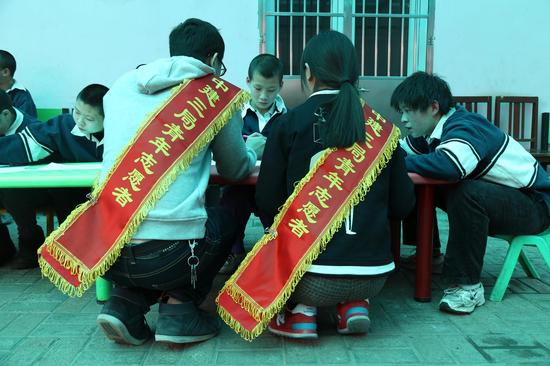 中建三局志愿者走进市儿童福利院 带孩子画梦