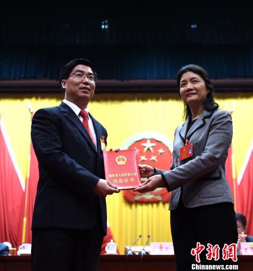 图为中共肇庆市委书记、市人大常委会主任徐萍华（右）向赖泽华颁发当选证书。 黄耀辉 摄