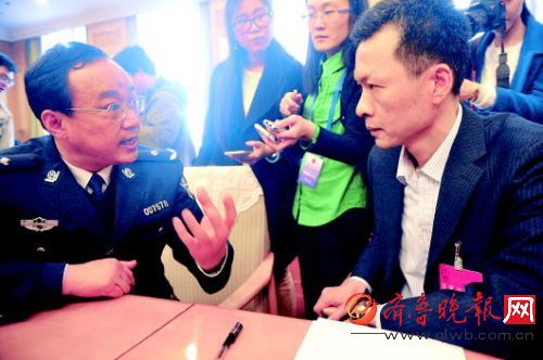 13日,济南市发改委等9家单位有关负责人对人大代表的14个建议进行面复。齐鲁晚报记者 王媛摄