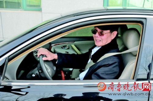 虽然岁数大了,但开起车来,李鑑清宝刀未老。