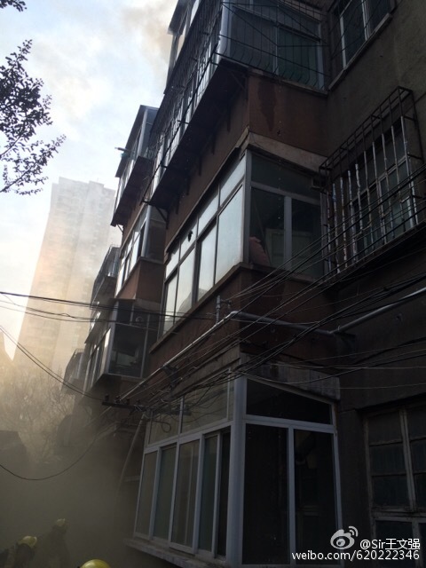 失火現場有煙彌漫（圖片來自網友）