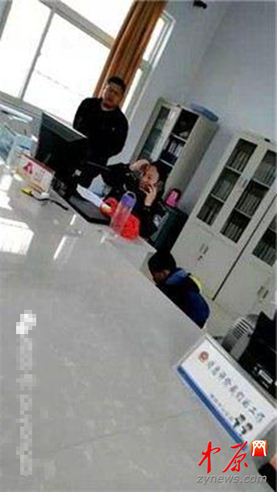 记者称暗访时发现女警上班吃零食骂百姓