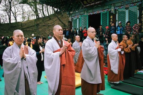 由韩方法师引领梵呗法会正式开始