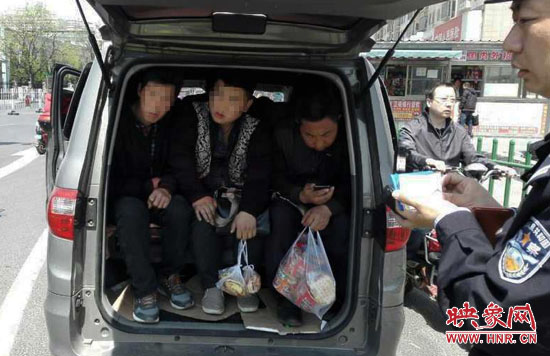 洛阳一私家车后备箱坐仨人 见交警关车窗时被