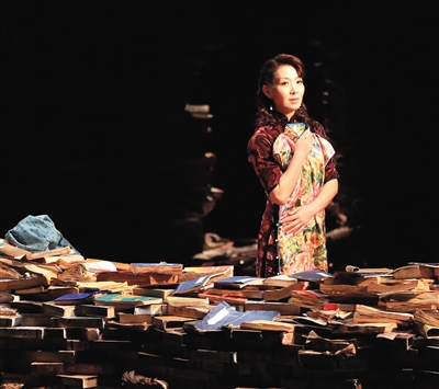 “书”的运用无处不在,成为话剧版《小城之春》最大的亮点