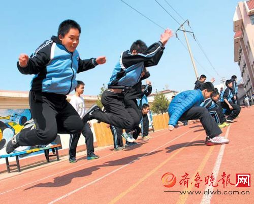 14日下午,济南市东方双语实验学校初三学生在练立定跳远。