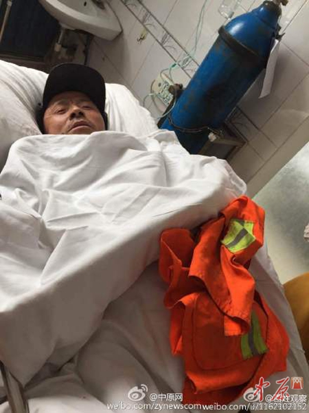 受傷的環(huán)衛(wèi)工被送醫(yī)救治