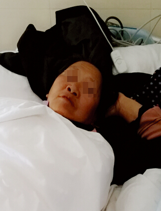 躺在病床上的刘阿姨