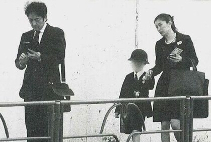 筱原凉子和老公参加儿子开学典礼