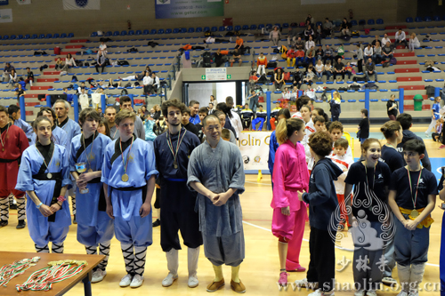 意大利少林拳法联盟负责人释延辉与参赛运动员在一起