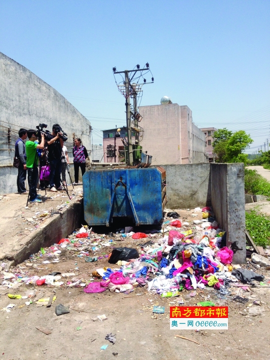 昨日,鲁代成在垃圾池捡垃圾,却不慎被烧伤住院。南都记者 何永华 摄