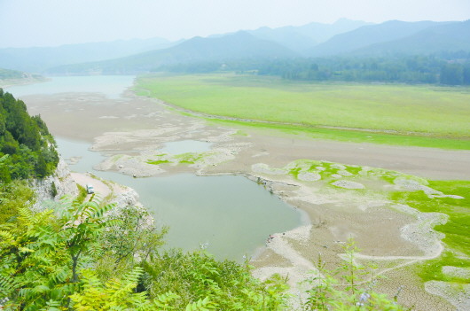 ◥太河水库上游河道,受干旱影响,河水几近干枯,河床裸露在外(资料片)。