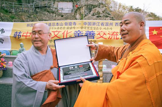 寂云法师和智开法师相互交换礼品
