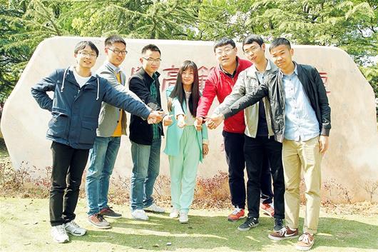 “学霸寝室”6个帅哥和班上考上清华大学的谭钰(中)合影
