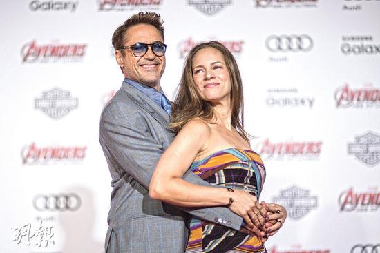 饰演“钢铁侠”的罗拔唐尼（左）轻拥爱妻苏珊，高调宣示恩爱。