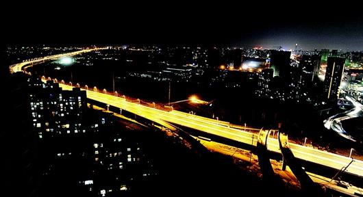 图为：昨晚，通车前夕，武汉三环线西段高架灯光亮起
