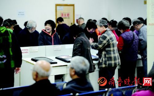 14日,济南一家证券公司,大批市民前来开户,同时营业大厅还有很多在看盘的股民。齐鲁晚报记者 周青先 摄