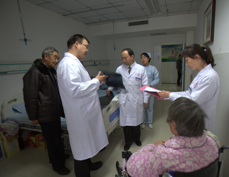 冯晓东教授在浚县人民医院康复医学科李孟军主任带领下为康复患者会诊