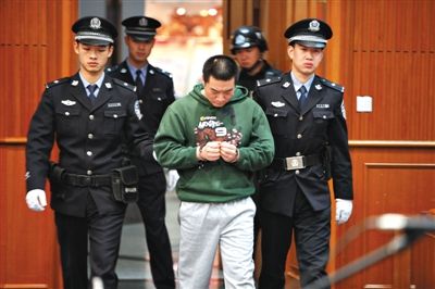 昨日，涉嫌故意傷害罪的馬某在一中院受審，原因則是100元的陪酒費引發(fā)爭執(zhí)，他將小學(xué)同學(xué)打死在了路邊草叢里。