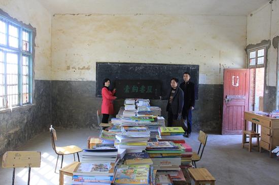 繁荣小学，图书整理中