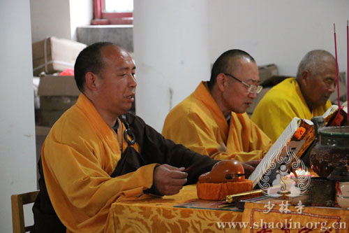 许昌龙化寺延群法师领众诵经