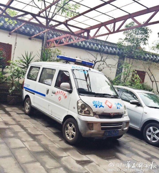 网曝成都一救护车停景区 医院领导被处罚司机