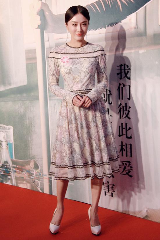 秦岚出席《万物》首映 白色印花长裙应景|秦岚