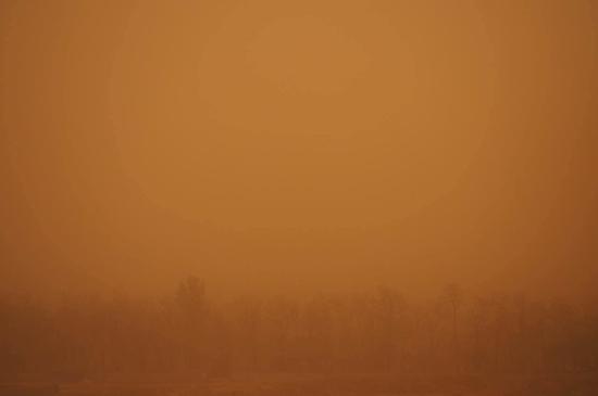 4月15日，北京，沙尘暴伴随强风突袭京城，傍晚时分空气呈现恐怖的黄色。