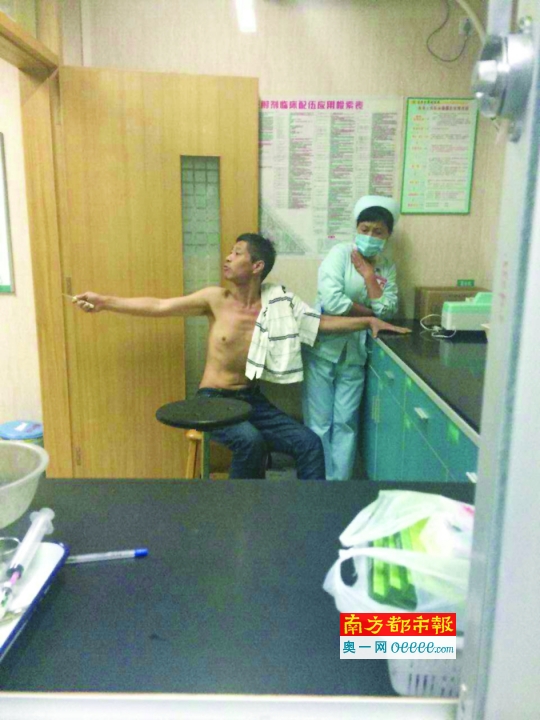 4月9日,男子持刀劫持了厚街医院女护士。南都记者 何永华 翻拍