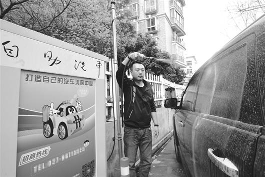 图为:彭琛在小区内洗车