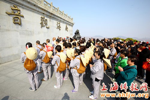 在南海观音像面前，行脚团高唱