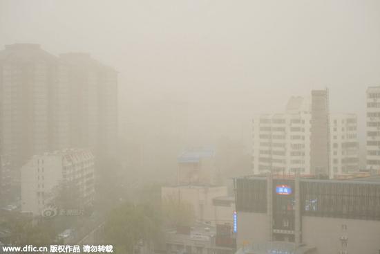 4月15日，北京，沙尘暴伴随强风突袭京城，傍晚时分空气呈现恐怖的黄色。