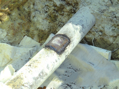 机场输油管道被挖破 消防紧急出动惊心焊接