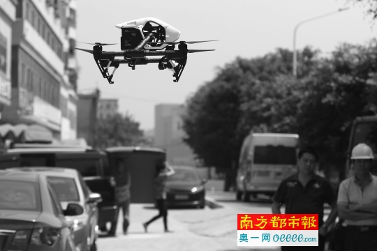 无人机缓缓起飞。