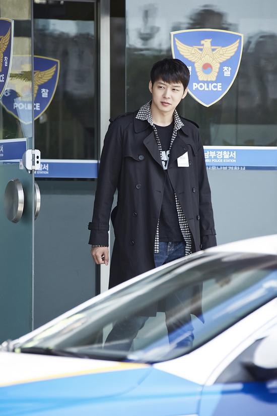 JYJ朴有天新剧忙破案 片场休息秀长腿|看见味道