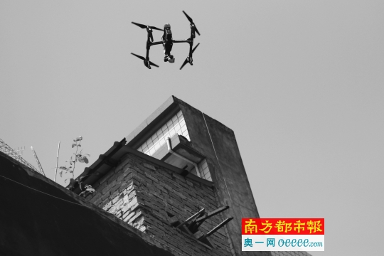 无人机飞到一栋楼房上空。