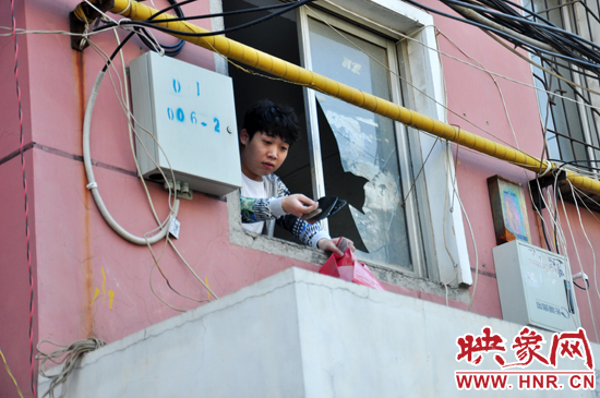 按照竊賊說的詳細地址，車主小張果真找到了失竊的后視鏡。